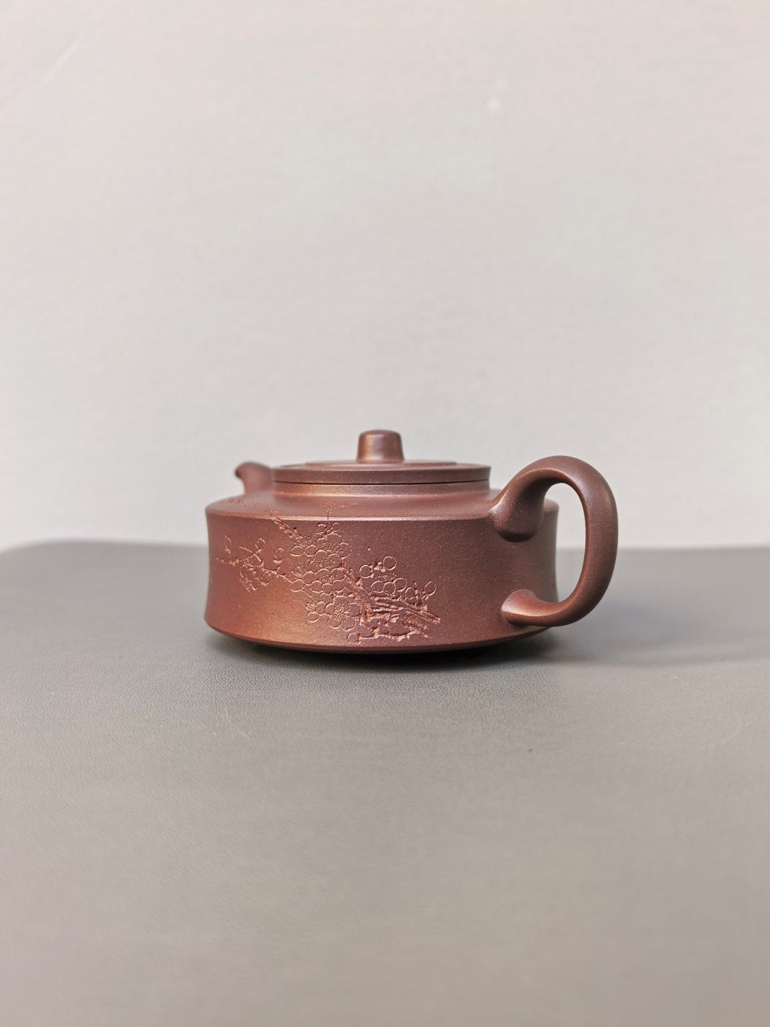 程辉大师 紫砂界功勋级领军人物·典藏臻品《三足周盘壶》——原矿极品乾隆清灰段·200cc ——中国陶瓷艺术终身成就奖获得者·程辉之作