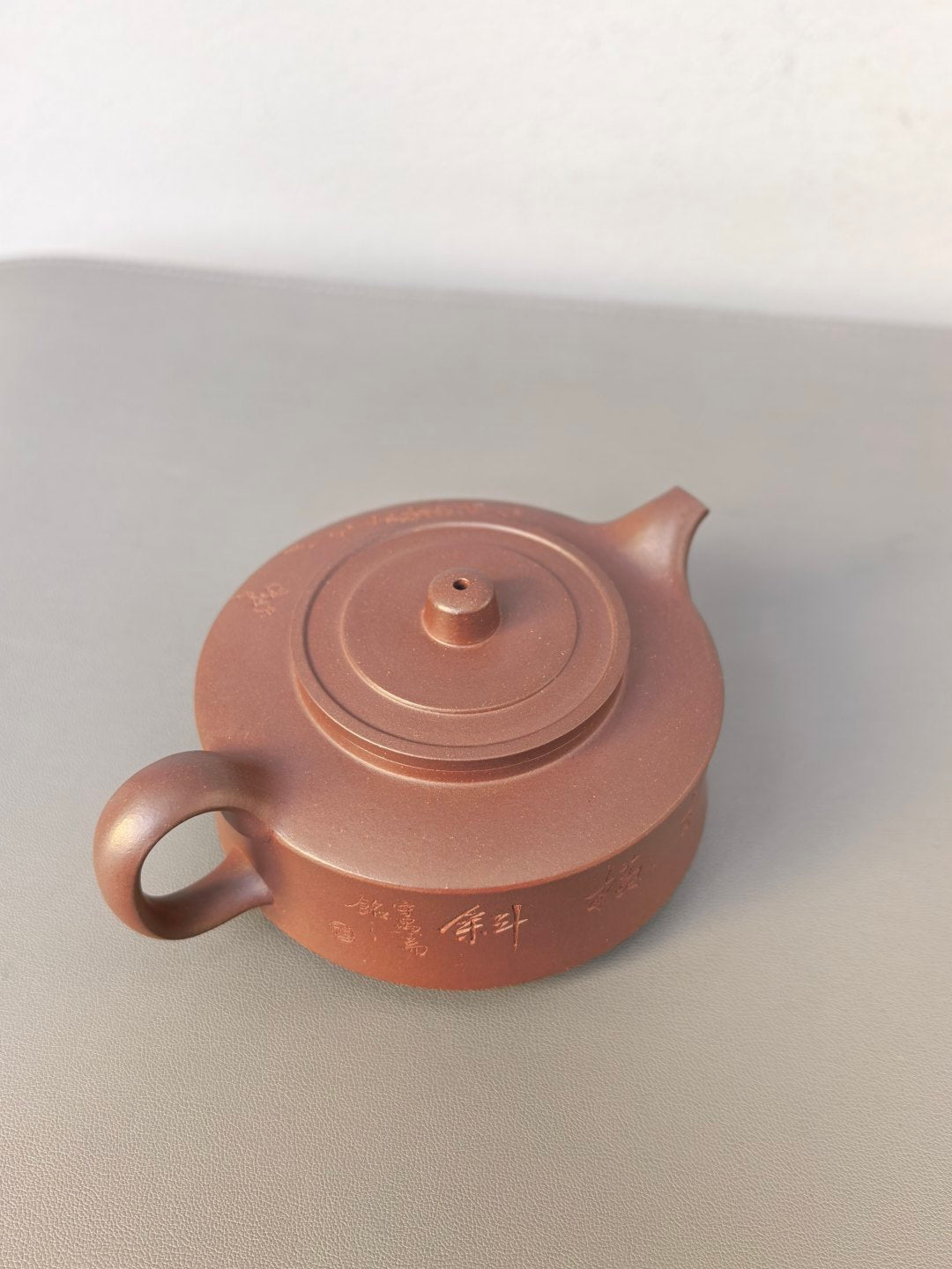 程辉大师 紫砂界功勋级领军人物·典藏臻品《三足周盘壶》——原矿极品乾隆清灰段·200cc ——中国陶瓷艺术终身成就奖获得者·程辉之作