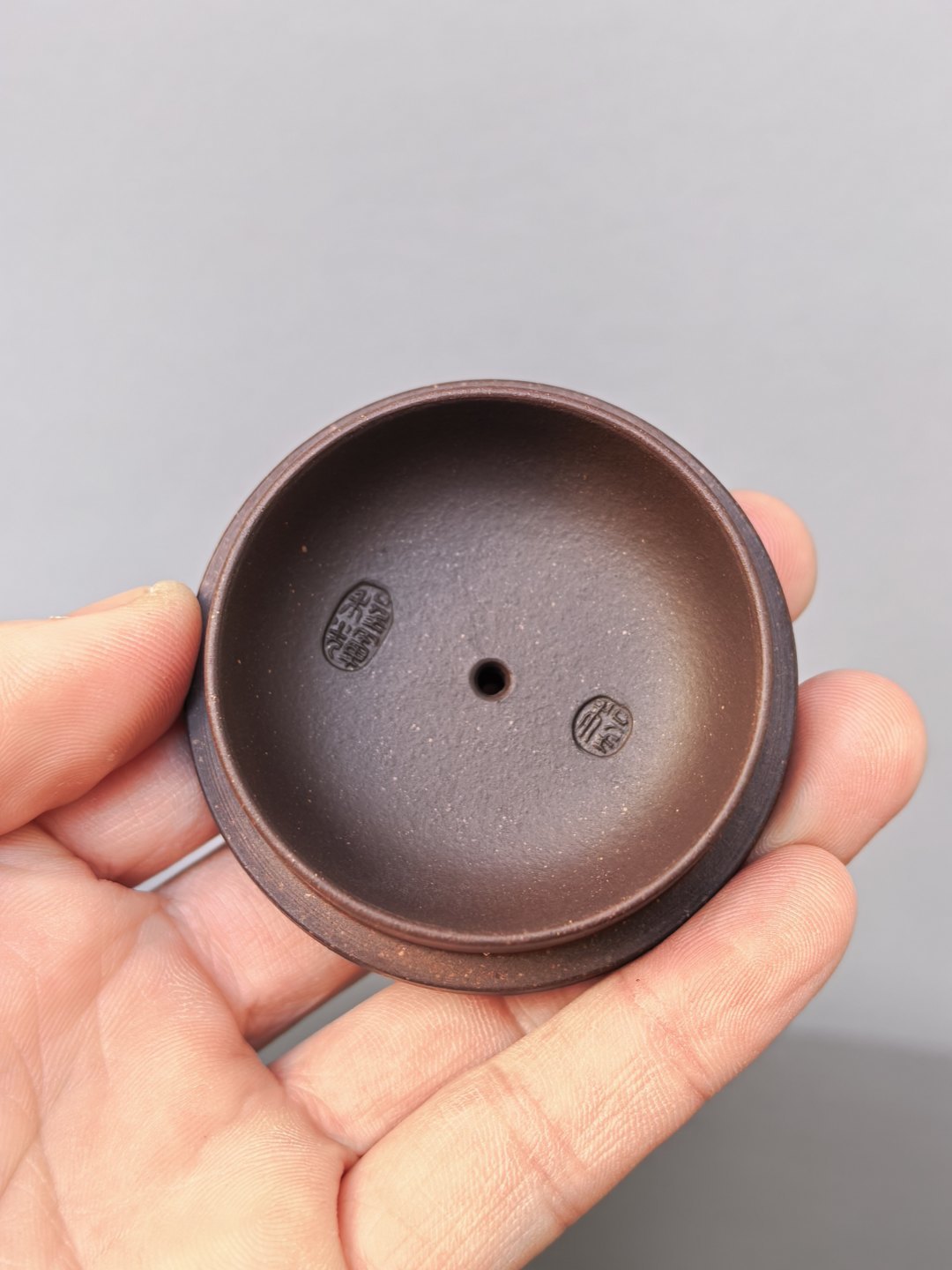 程辉大师 紫砂界功勋级领军人物·典藏臻品《三足周盘壶》——原矿极品乾隆清灰段·200cc ——中国陶瓷艺术终身成就奖获得者·程辉之作