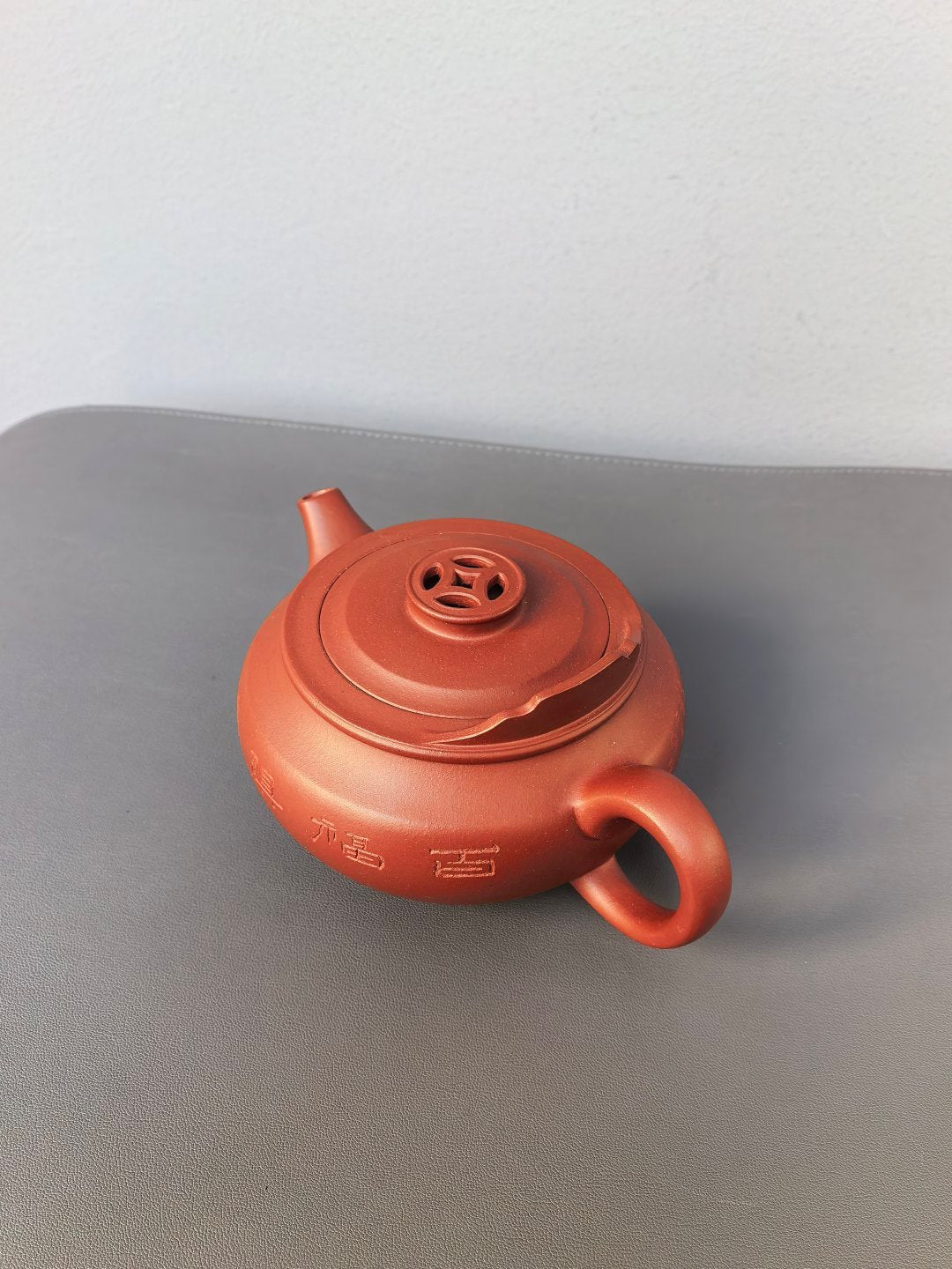 紫砂界的功勋级重器《禅意壶》 ——原矿极品底槽清·370cc ——中国陶瓷艺术终身成就奖获得者·程辉·制