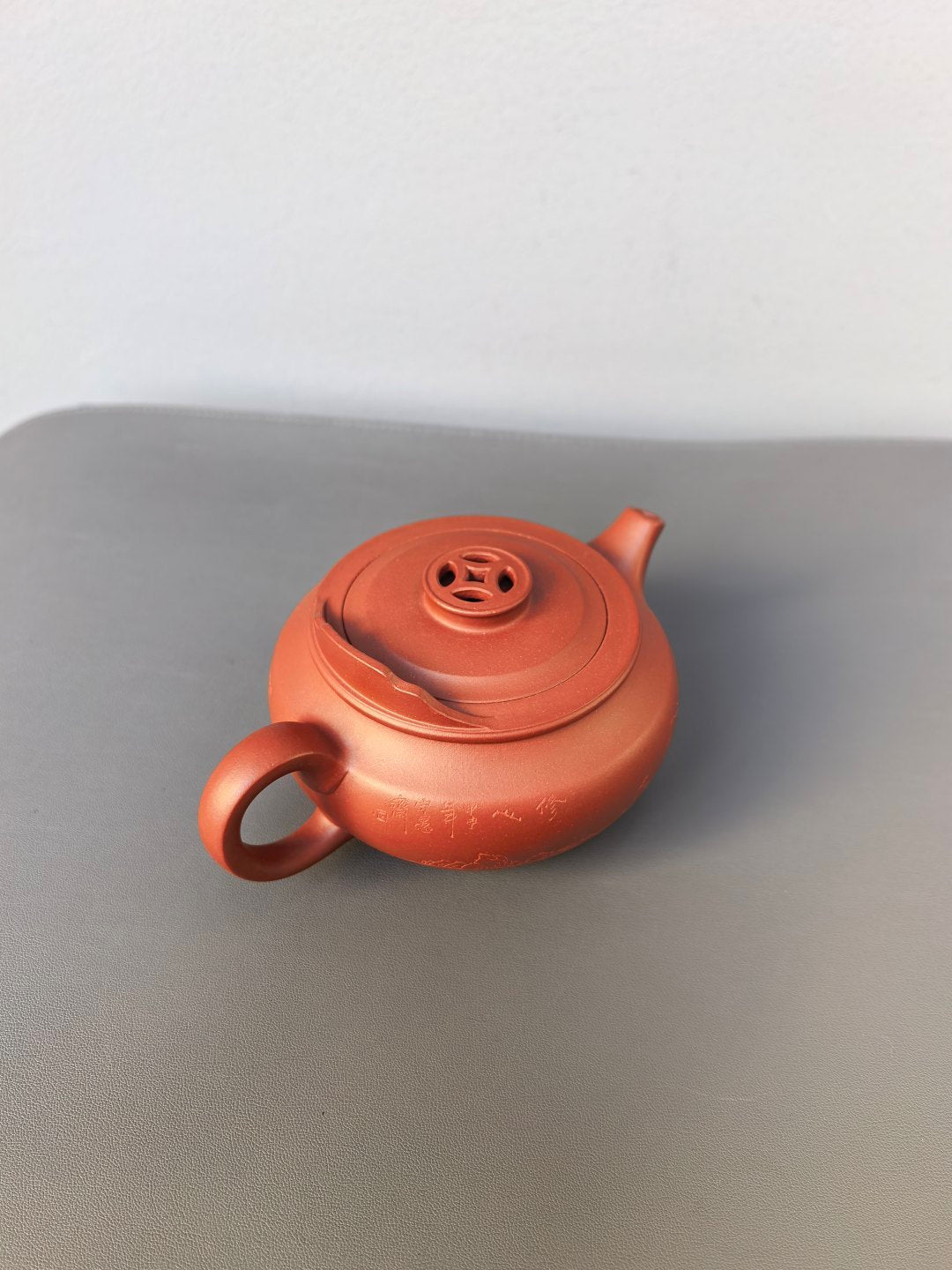 紫砂界的功勋级重器《禅意壶》 ——原矿极品底槽清·370cc ——中国陶瓷艺术终身成就奖获得者·程辉·制