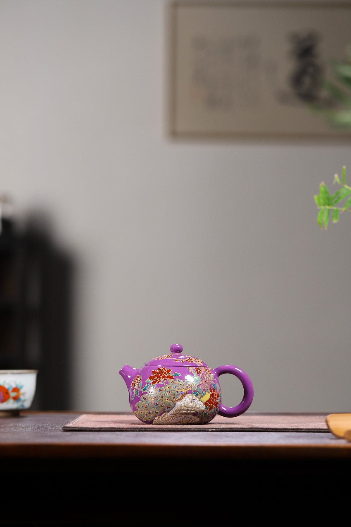 杨军保老师作品，景德镇国大师任瑞华装饰【西施】 容量：230cc 泥料：原矿大红袍 壶身装饰珐琅彩加描金，华美大气。