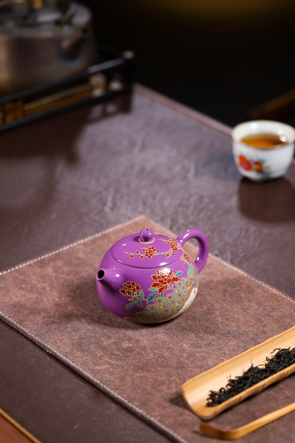 杨军保老师作品，景德镇国大师任瑞华装饰【西施】 容量：230cc 泥料：原矿大红袍 壶身装饰珐琅彩加描金，华美大气。