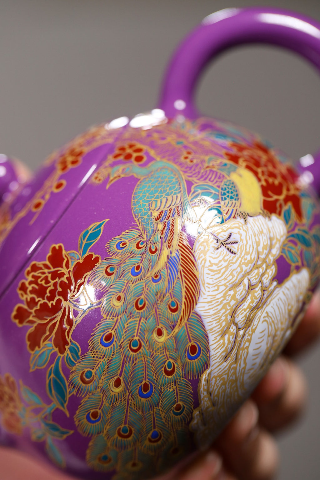 杨军保老师作品，景德镇国大师任瑞华装饰【西施】 容量：230cc 泥料：原矿大红袍 壶身装饰珐琅彩加描金，华美大气。