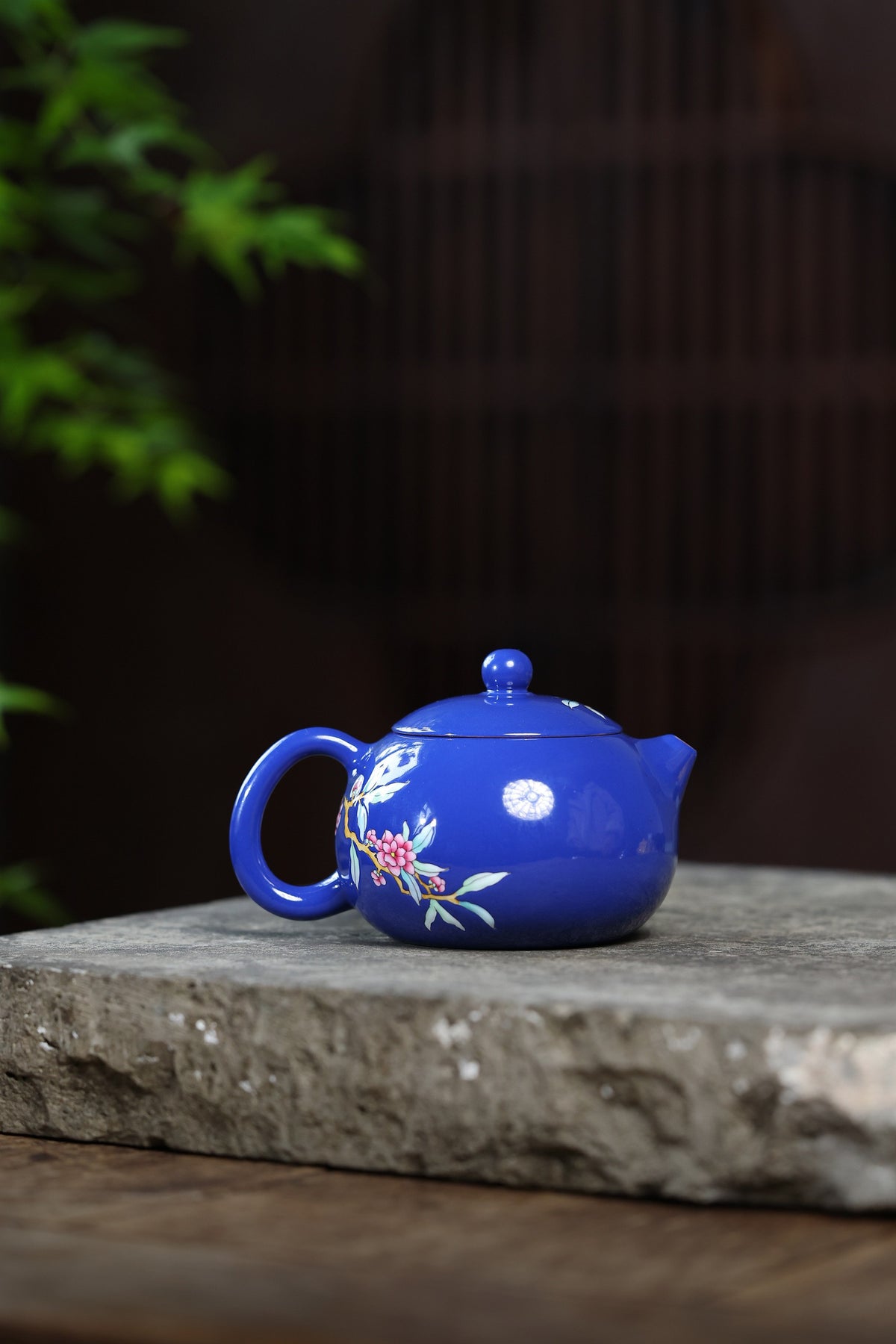 江苏省工艺美术大师许成权高徒张丽制壶，非遗传承人沈凯亲绘珐琅彩装饰，紫砂与珐琅彩跨界融合，传世臻品。【宝石蓝粉彩 · 牡丹西施】200CC 采用八十年代香山朱泥