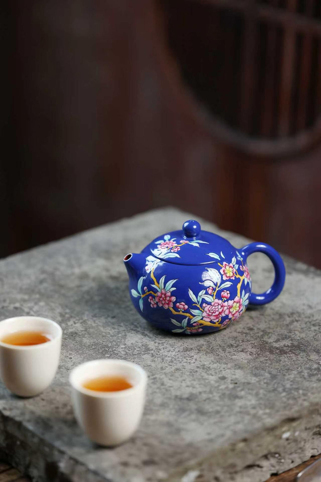 江苏省工艺美术大师许成权高徒张丽制壶，非遗传承人沈凯亲绘珐琅彩装饰，紫砂与珐琅彩跨界融合，传世臻品。【宝石蓝粉彩 · 牡丹西施】200CC 采用八十年代香山朱泥