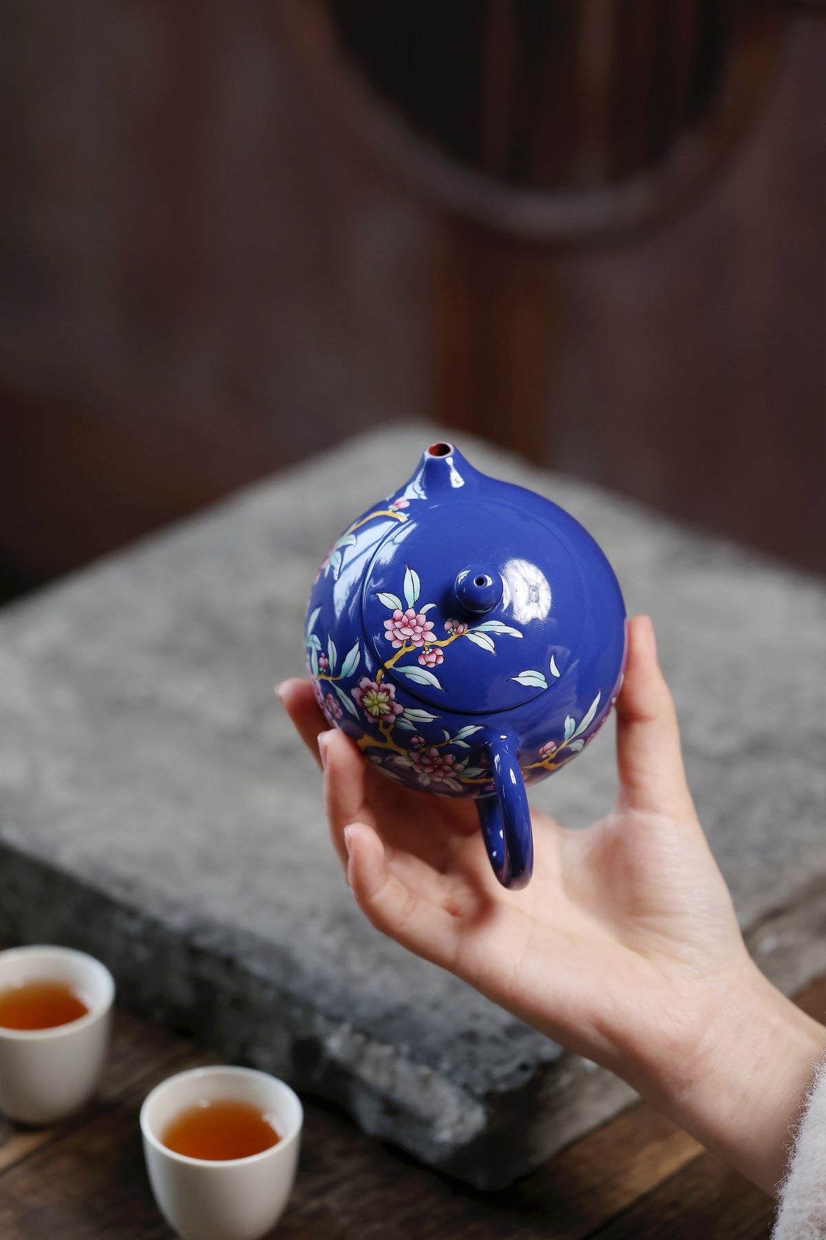 江苏省工艺美术大师许成权高徒张丽制壶，非遗传承人沈凯亲绘珐琅彩装饰，紫砂与珐琅彩跨界融合，传世臻品。【宝石蓝粉彩 · 牡丹西施】200CC 采用八十年代香山朱泥