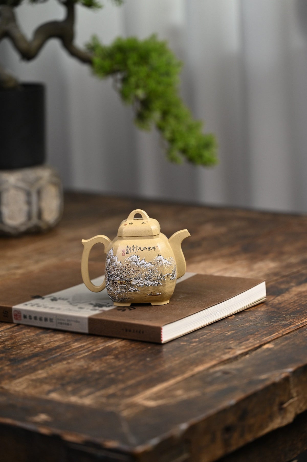 高级工艺美术师/景德镇非遗代表性传承人/省大师潘春芳、许成权关门弟子许冠新老师臻品【福临八方 傲雪寒梅】四号井特级本山绿泥手工精制，270cc