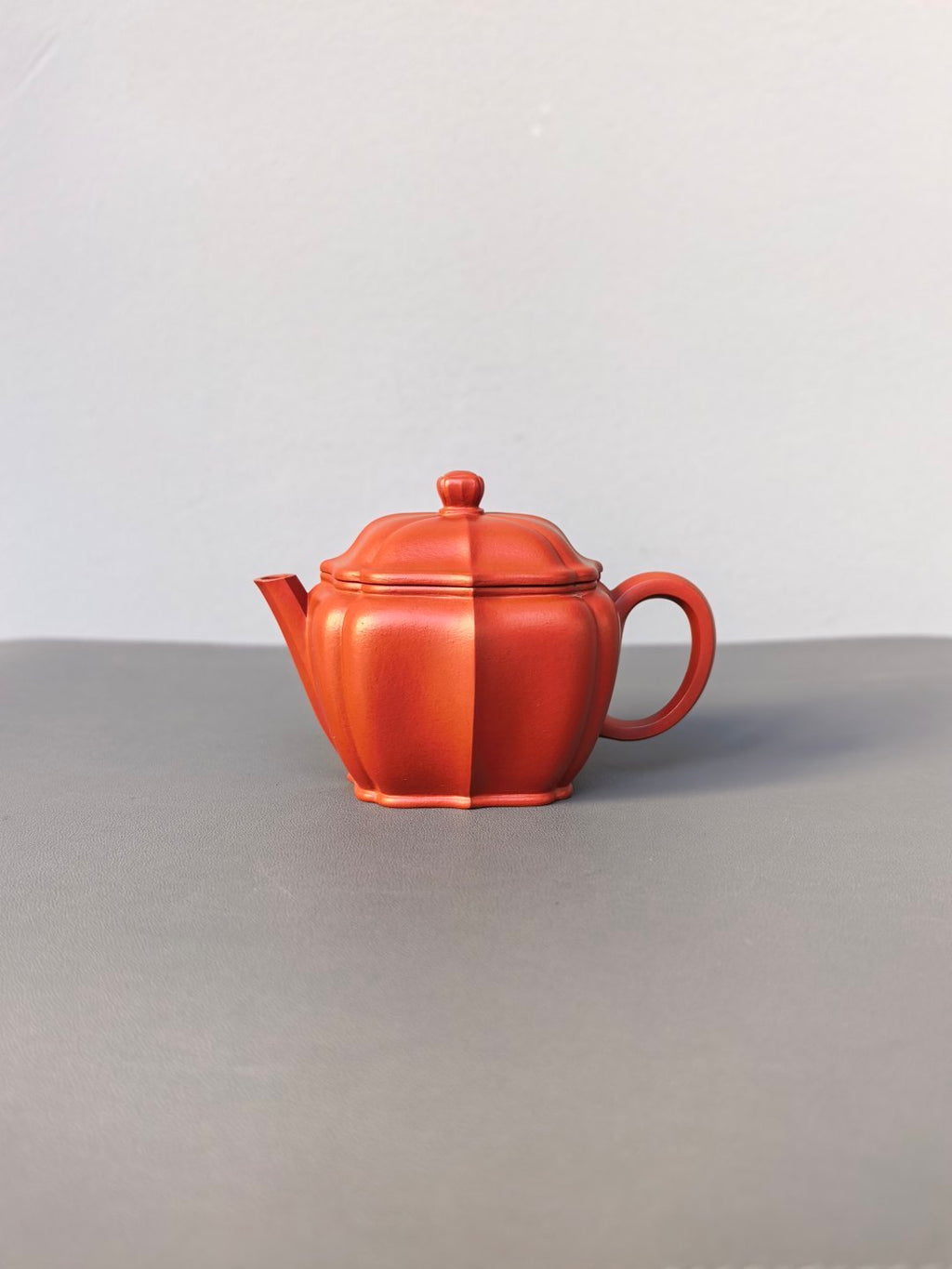 程辉大师 紫砂界的功勋级领军人物·精品佳作《菱花壶》——原矿极品朱泥·160cc ——中国陶瓷艺术终身成就奖获得者·程辉之作
