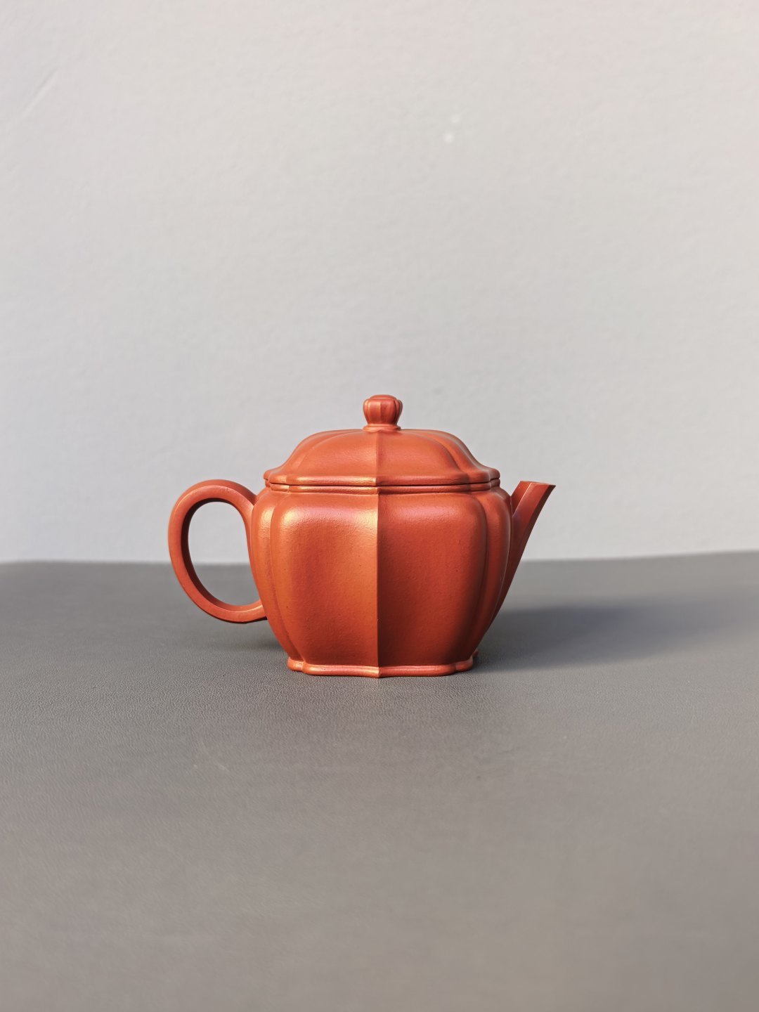 程辉大师 紫砂界的功勋级领军人物·精品佳作《菱花壶》——原矿极品朱泥·160cc ——中国陶瓷艺术终身成就奖获得者·程辉之作