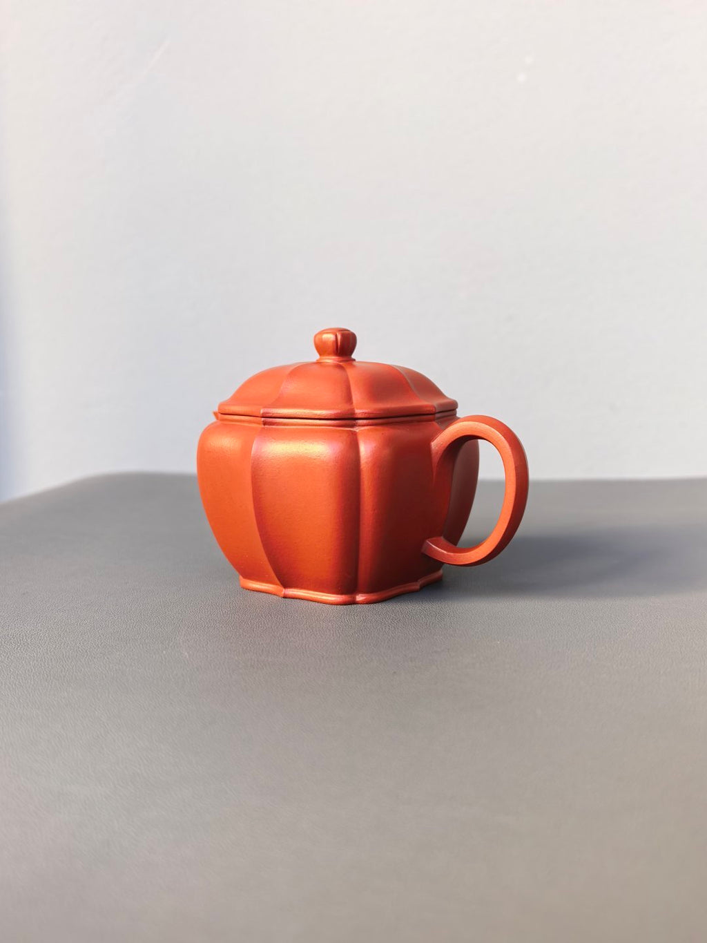 程辉大师 紫砂界的功勋级领军人物·精品佳作《菱花壶》——原矿极品朱泥·160cc ——中国陶瓷艺术终身成就奖获得者·程辉之作