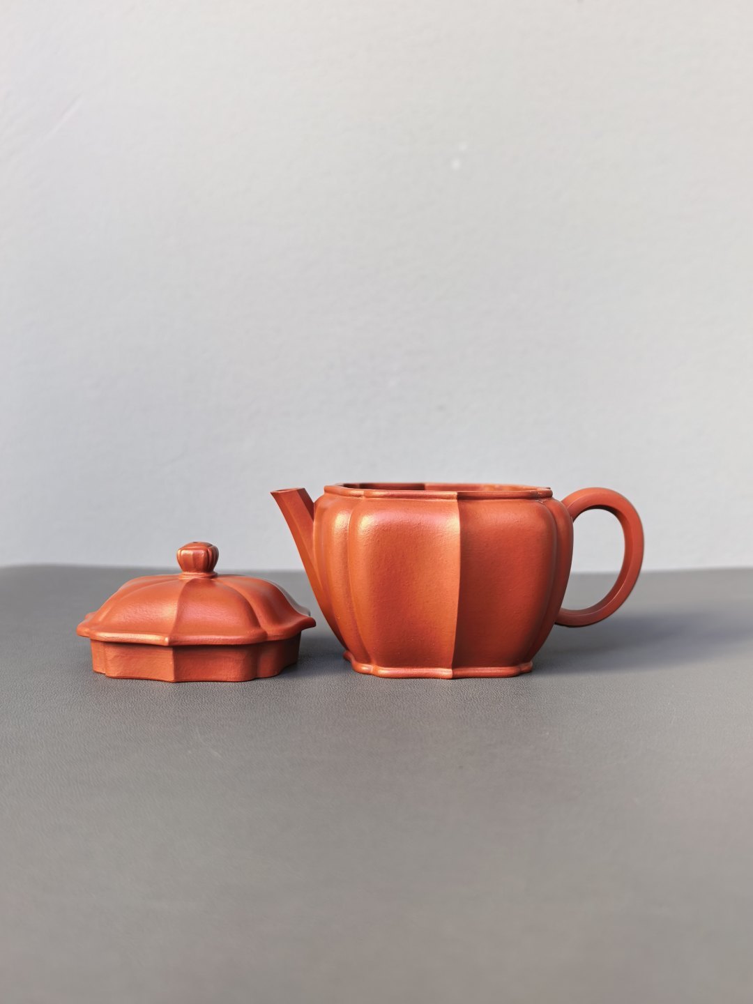 程辉大师 紫砂界的功勋级领军人物·精品佳作《菱花壶》——原矿极品朱泥·160cc ——中国陶瓷艺术终身成就奖获得者·程辉之作