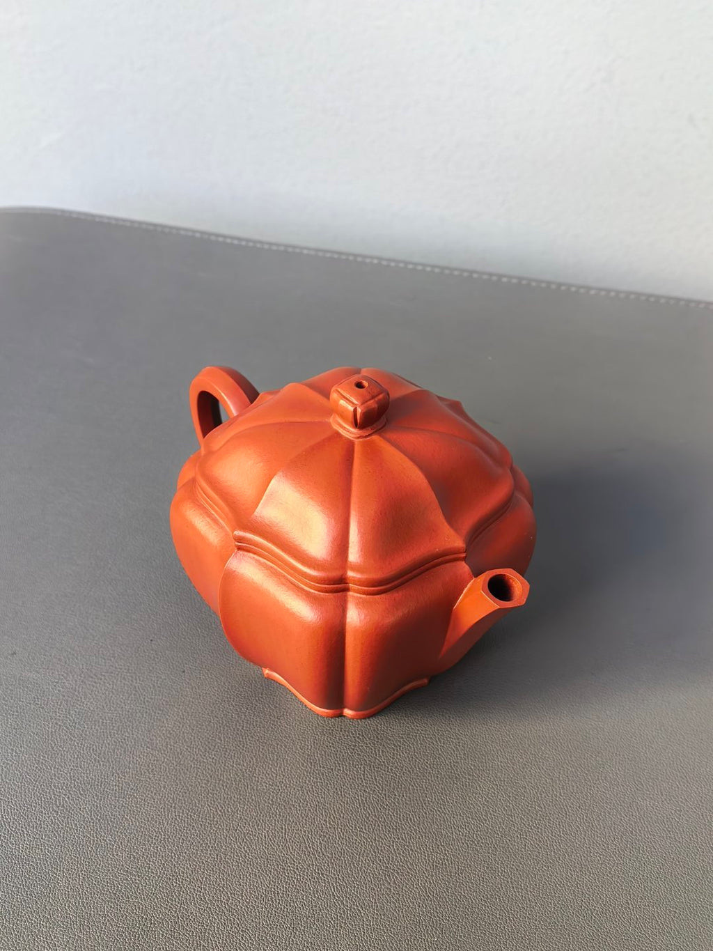 程辉大师 紫砂界的功勋级领军人物·精品佳作《菱花壶》——原矿极品朱泥·160cc ——中国陶瓷艺术终身成就奖获得者·程辉之作