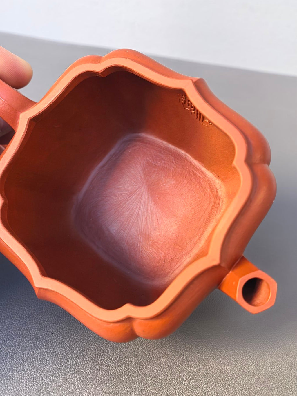 程辉大师 紫砂界的功勋级领军人物·精品佳作《菱花壶》——原矿极品朱泥·160cc ——中国陶瓷艺术终身成就奖获得者·程辉之作