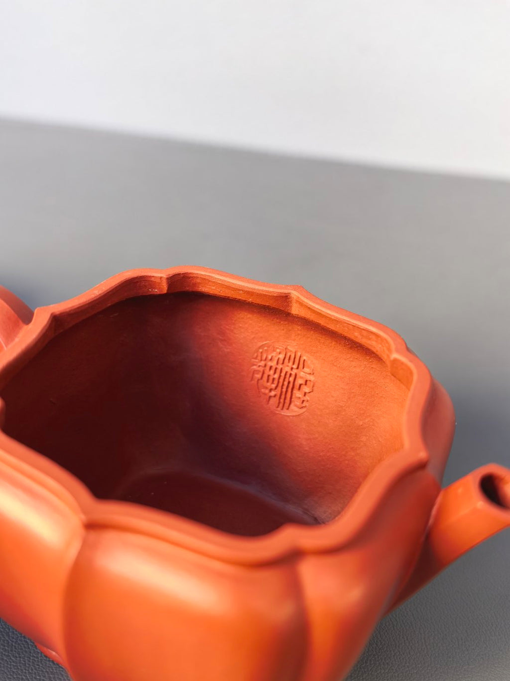程辉大师 紫砂界的功勋级领军人物·精品佳作《菱花壶》——原矿极品朱泥·160cc ——中国陶瓷艺术终身成就奖获得者·程辉之作