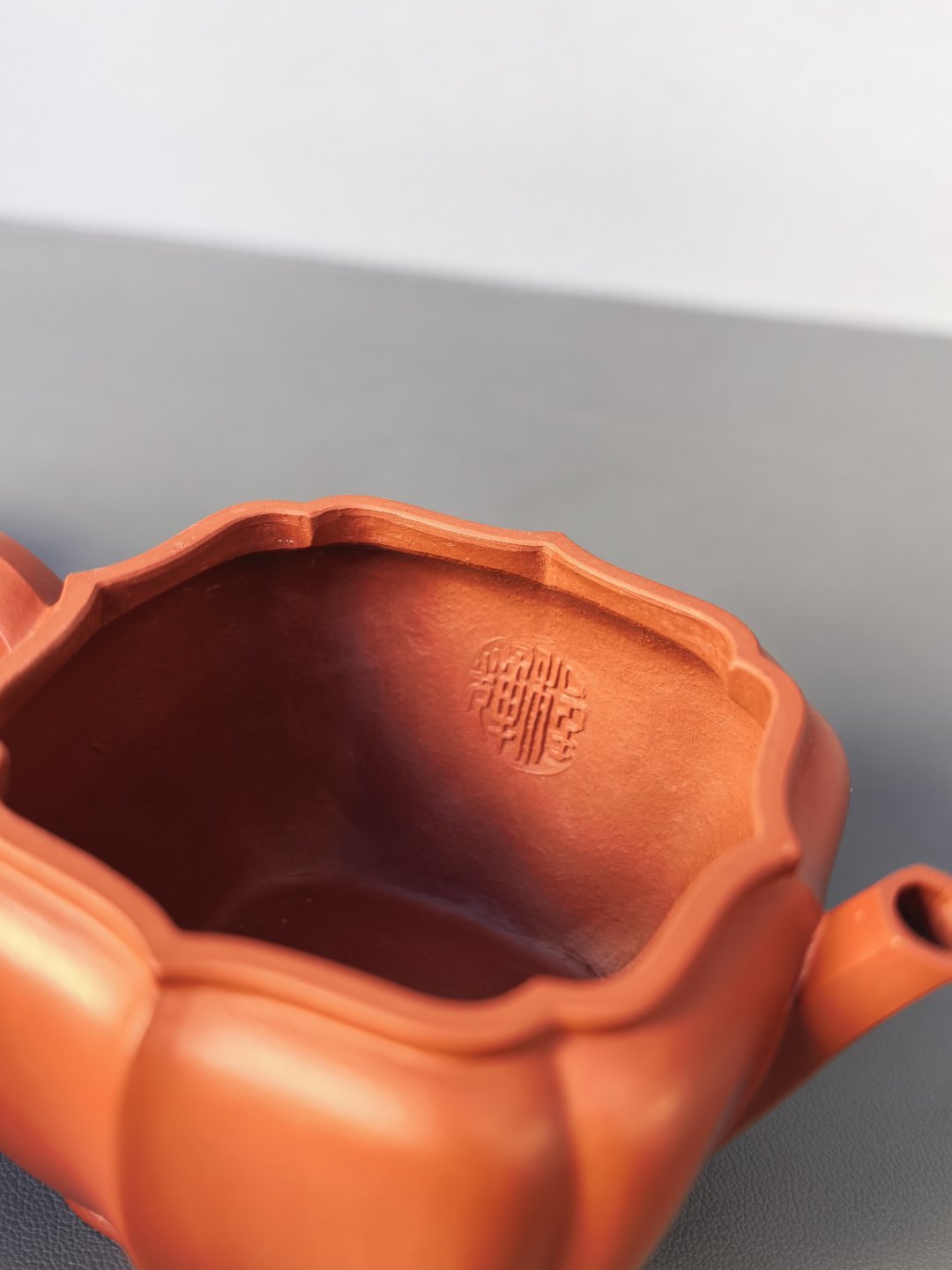 程辉大师 紫砂界的功勋级领军人物·精品佳作《菱花壶》——原矿极品朱泥·160cc ——中国陶瓷艺术终身成就奖获得者·程辉之作