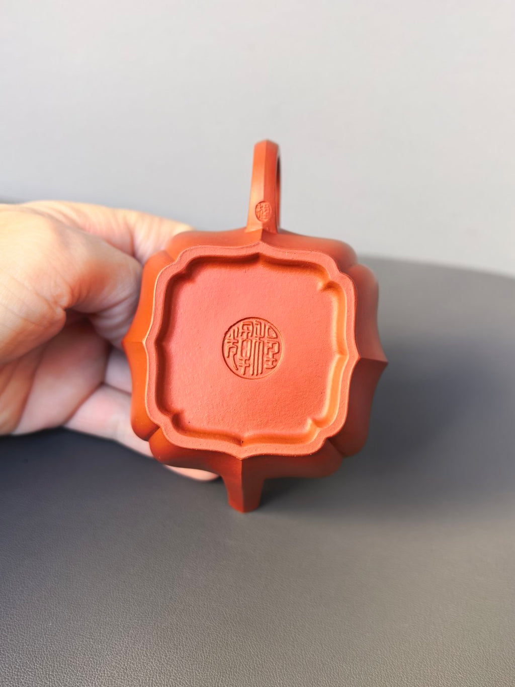 程辉大师 紫砂界的功勋级领军人物·精品佳作《菱花壶》——原矿极品朱泥·160cc ——中国陶瓷艺术终身成就奖获得者·程辉之作
