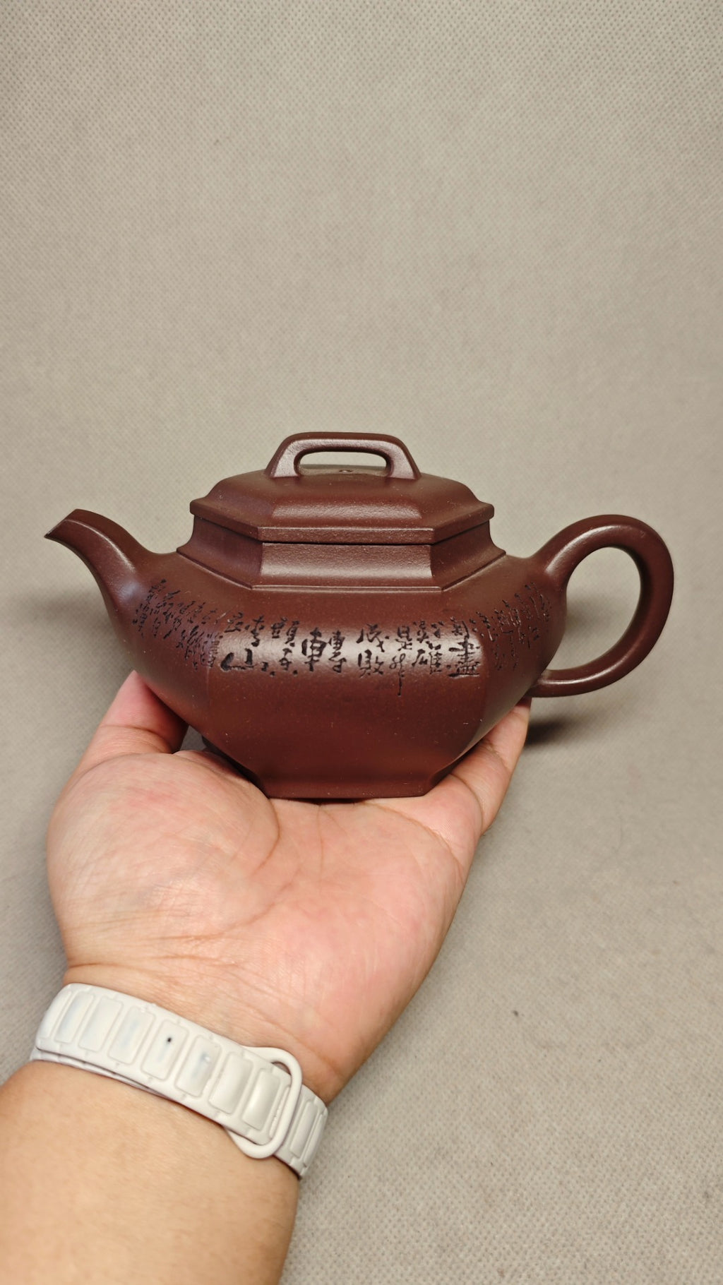 【六方合蕴】证书配套齐全 制壶：赵丽娟（国家级高级工艺美术师） 泥料：原矿紫泥 容量：390cc    孔数：14孔