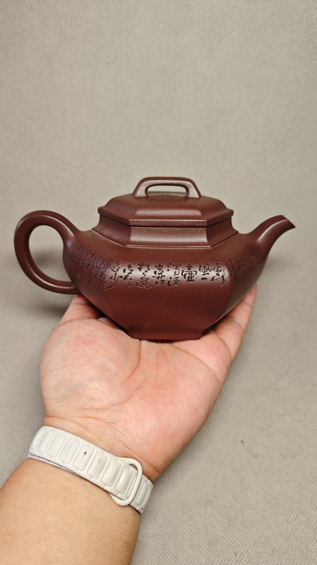 【六方合蕴】证书配套齐全 制壶：赵丽娟（国家级高级工艺美术师） 泥料：原矿紫泥 容量：390cc    孔数：14孔