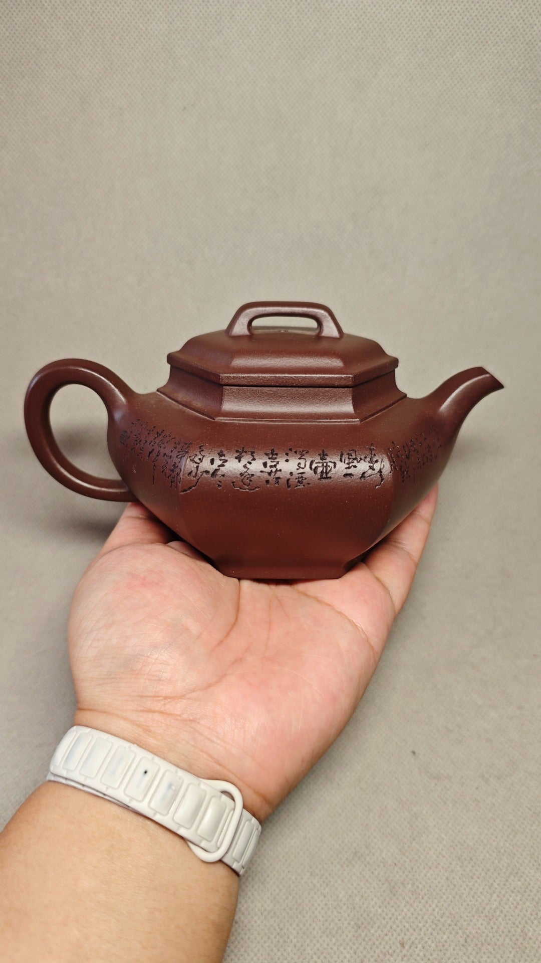 【六方合蕴】证书配套齐全 制壶：赵丽娟（国家级高级工艺美术师） 泥料：原矿紫泥 容量：390cc    孔数：14孔