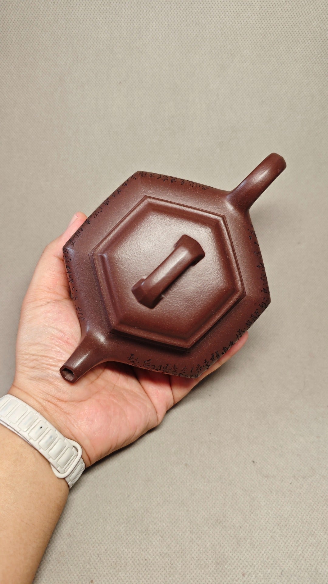 【六方合蕴】证书配套齐全 制壶：赵丽娟（国家级高级工艺美术师） 泥料：原矿紫泥 容量：390cc    孔数：14孔