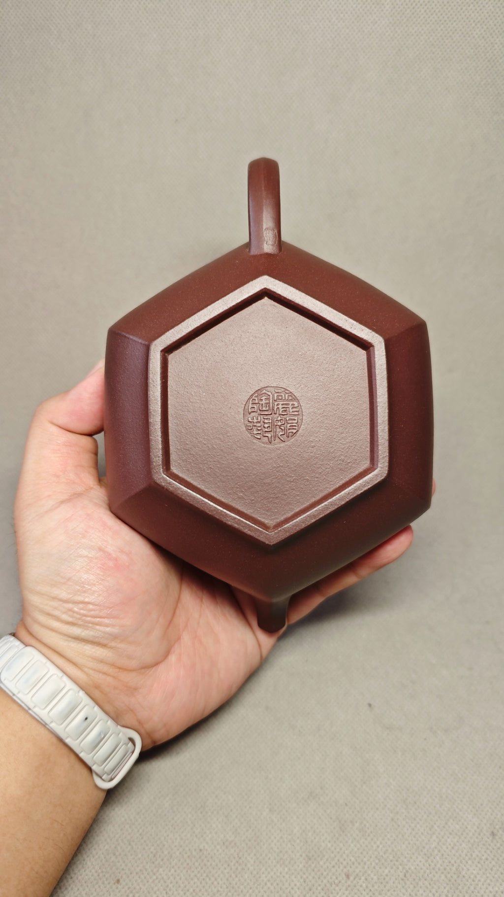 【六方合蕴】证书配套齐全 制壶：赵丽娟（国家级高级工艺美术师） 泥料：原矿紫泥 容量：390cc    孔数：14孔