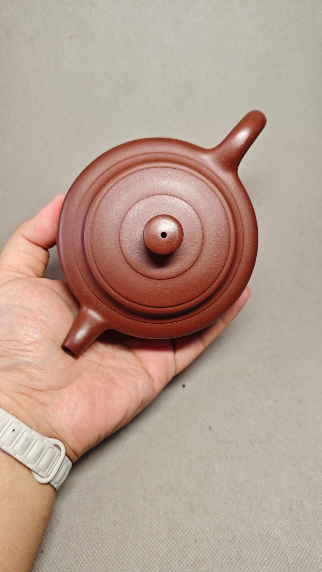 【紫气东来】证书配套齐全 制壶：赵丽娟（国家级高级工艺美术师） 泥料：原矿紫泥 容量：300cc  孔数：10孔
