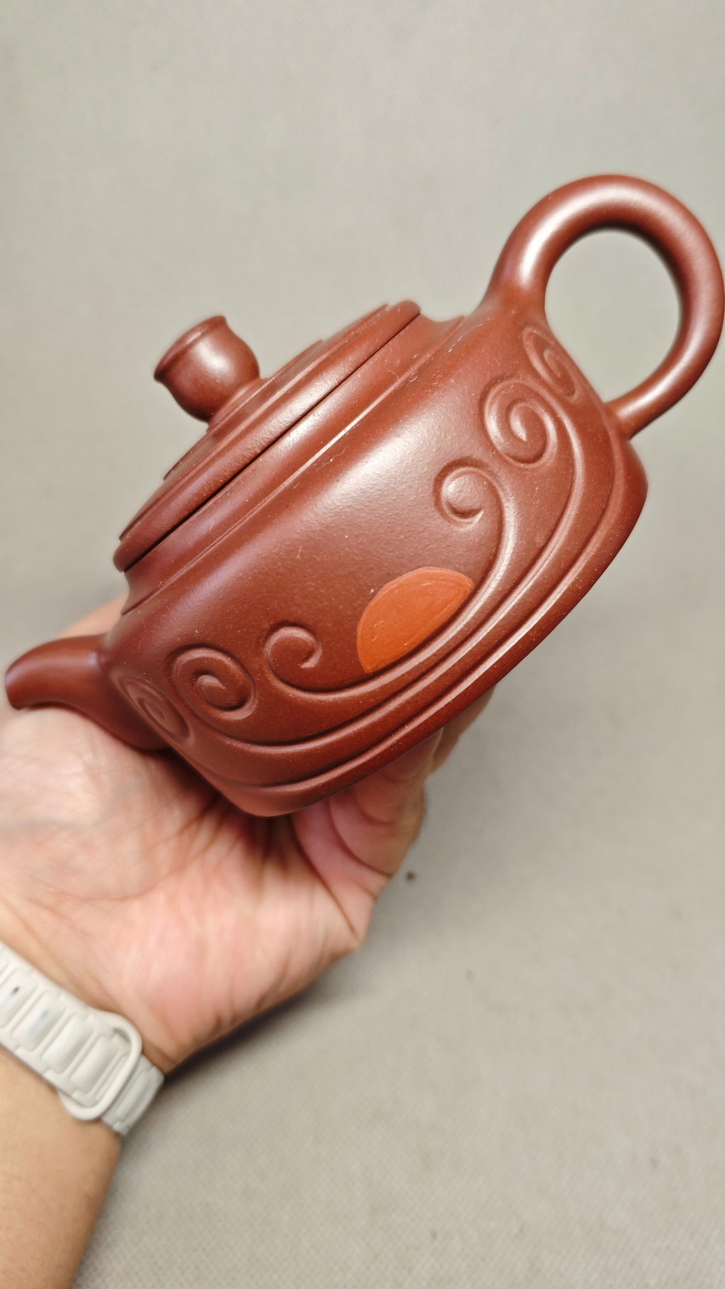 【紫气东来】证书配套齐全 制壶：赵丽娟（国家级高级工艺美术师） 泥料：原矿紫泥 容量：300cc  孔数：10孔