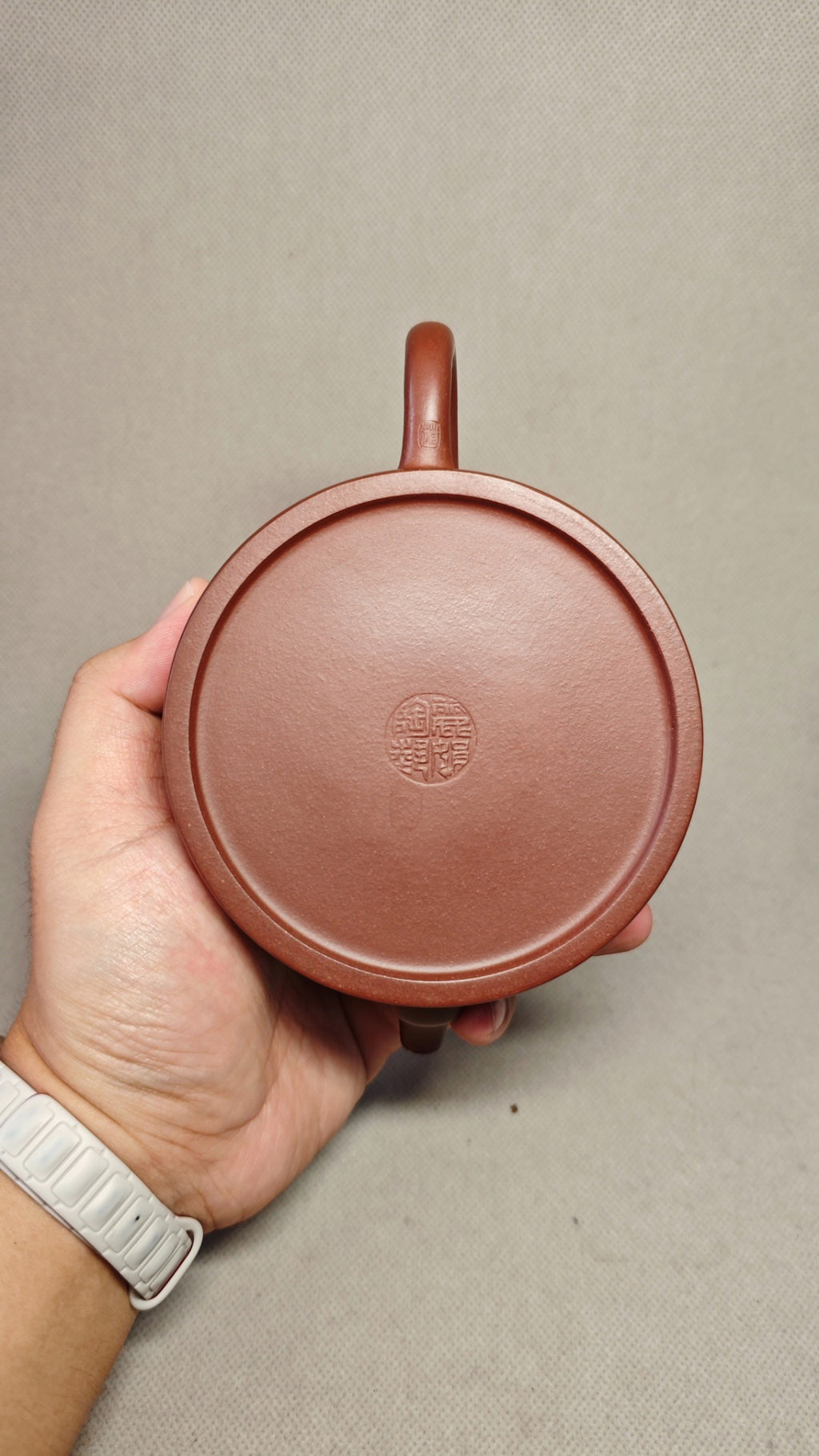 【紫气东来】证书配套齐全 制壶：赵丽娟（国家级高级工艺美术师） 泥料：原矿紫泥 容量：300cc  孔数：10孔