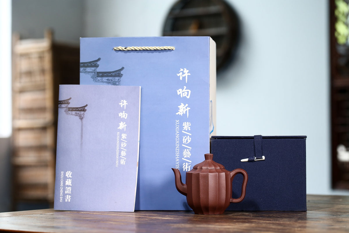 【菱花】 制壶：许响新（国家级助理工艺美术师） 泥料：原矿紫泥 容量：200cc 孔数：10孔此款“菱花壶”结合了菱花造型制成，造型别致