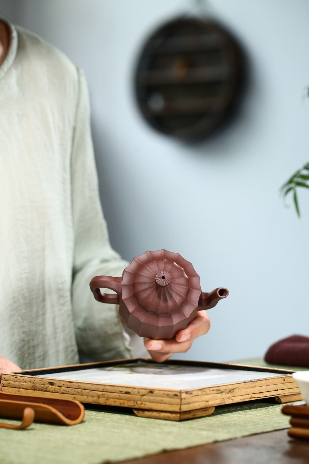 【菱花】 制壶：许响新（国家级助理工艺美术师） 泥料：原矿紫泥 容量：200cc 孔数：10孔此款“菱花壶”结合了菱花造型制成，造型别致