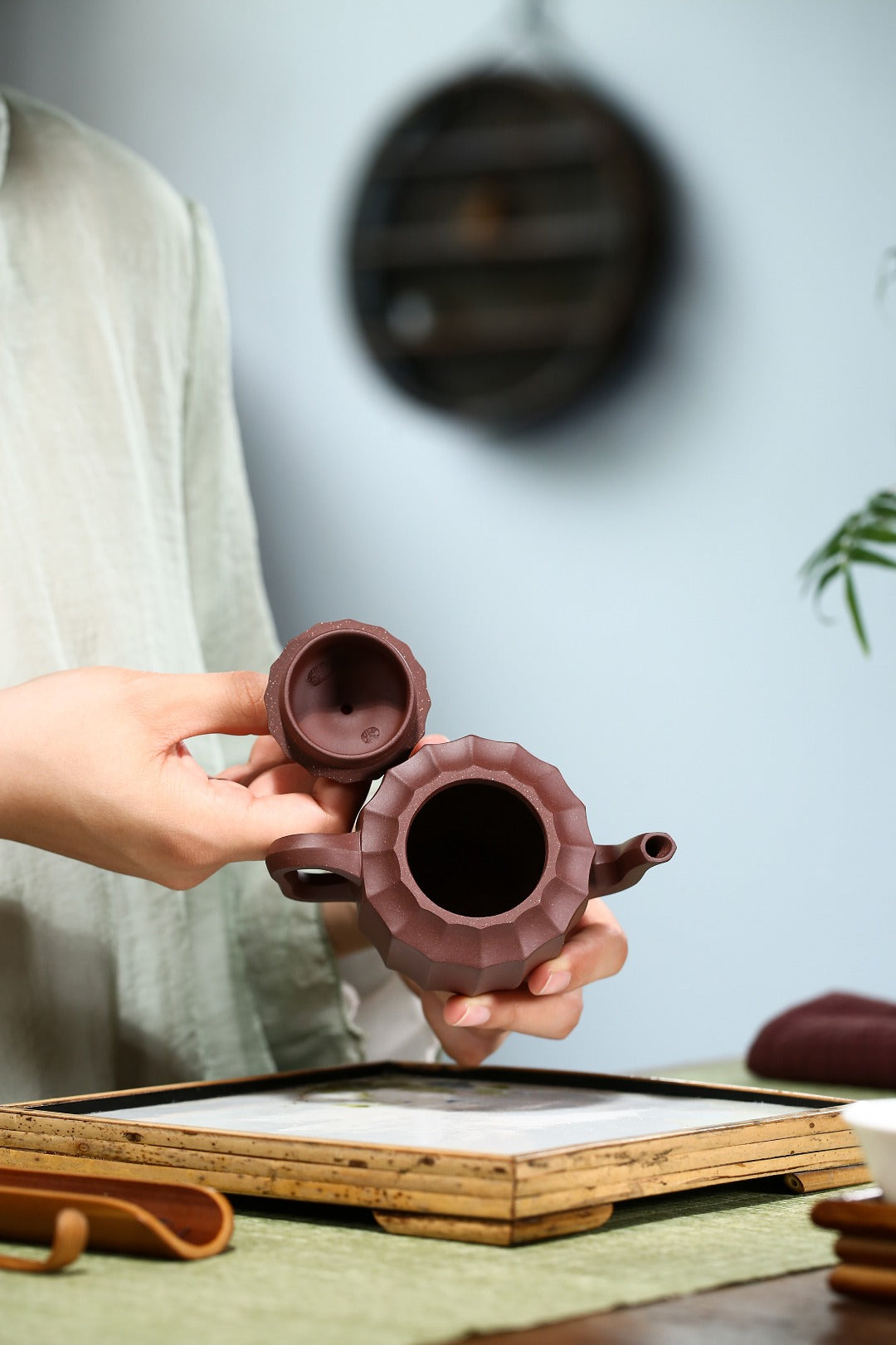 【菱花】 制壶：许响新（国家级助理工艺美术师） 泥料：原矿紫泥 容量：200cc 孔数：10孔此款“菱花壶”结合了菱花造型制成，造型别致