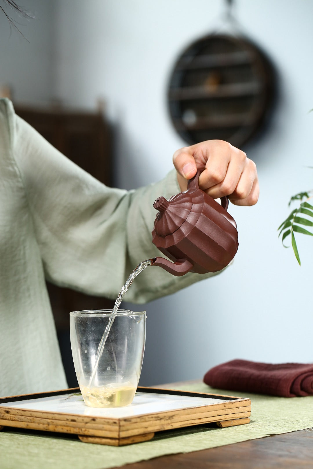 【菱花】 制壶：许响新（国家级助理工艺美术师） 泥料：原矿紫泥 容量：200cc 孔数：10孔此款“菱花壶”结合了菱花造型制成，造型别致