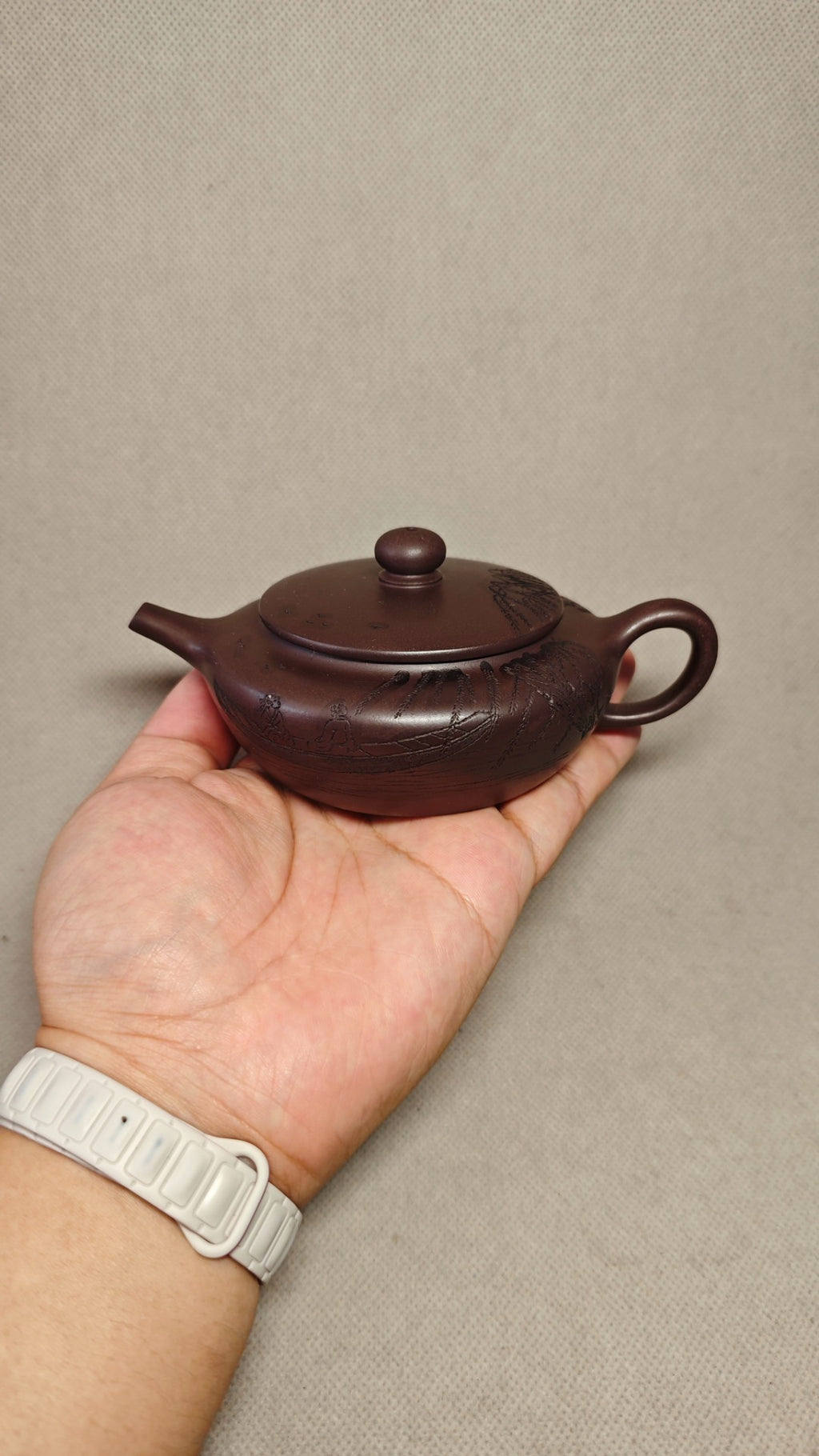 【扁晨】 制壶：徐其霞（国家级工艺美术师） 泥料：原矿紫泥 容量：150cc    孔数：9孔