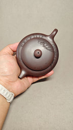 【扁晨】 制壶：徐其霞（国家级工艺美术师） 泥料：原矿紫泥 容量：150cc    孔数：9孔