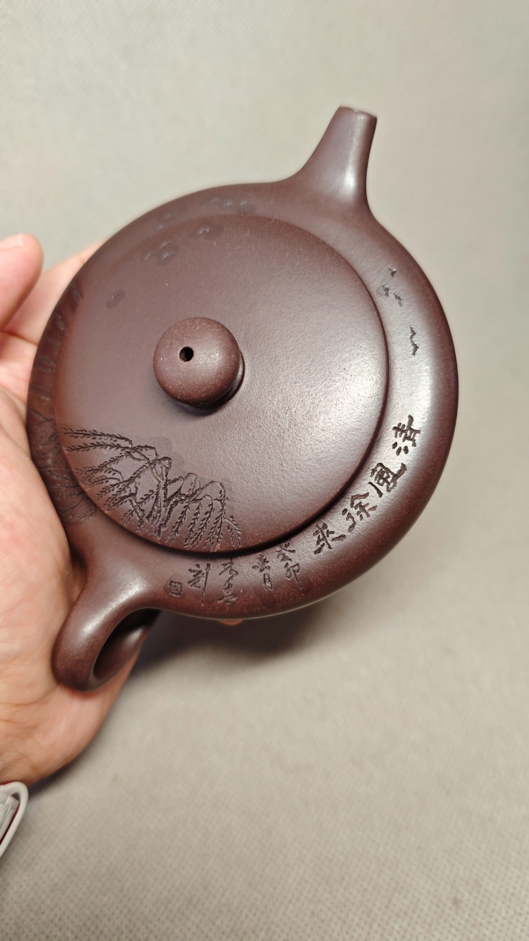 【扁晨】 制壶：徐其霞（国家级工艺美术师） 泥料：原矿紫泥 容量：150cc    孔数：9孔