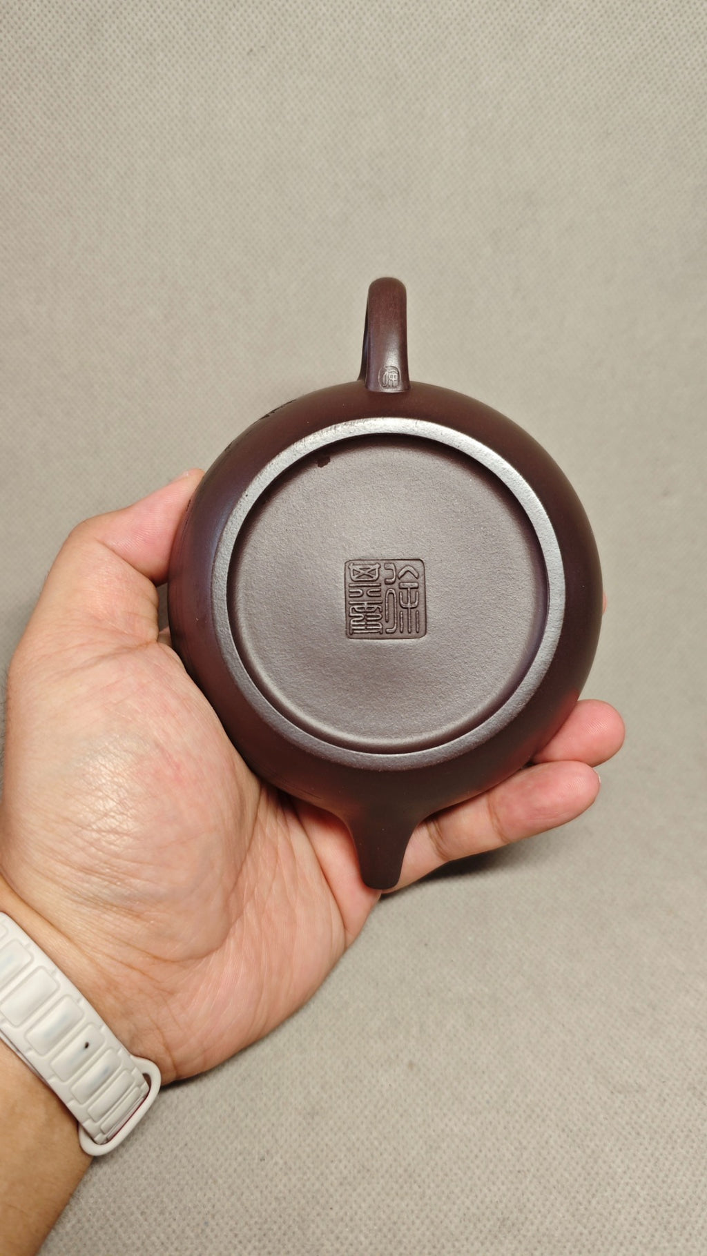 【扁晨】 制壶：徐其霞（国家级工艺美术师） 泥料：原矿紫泥 容量：150cc    孔数：9孔