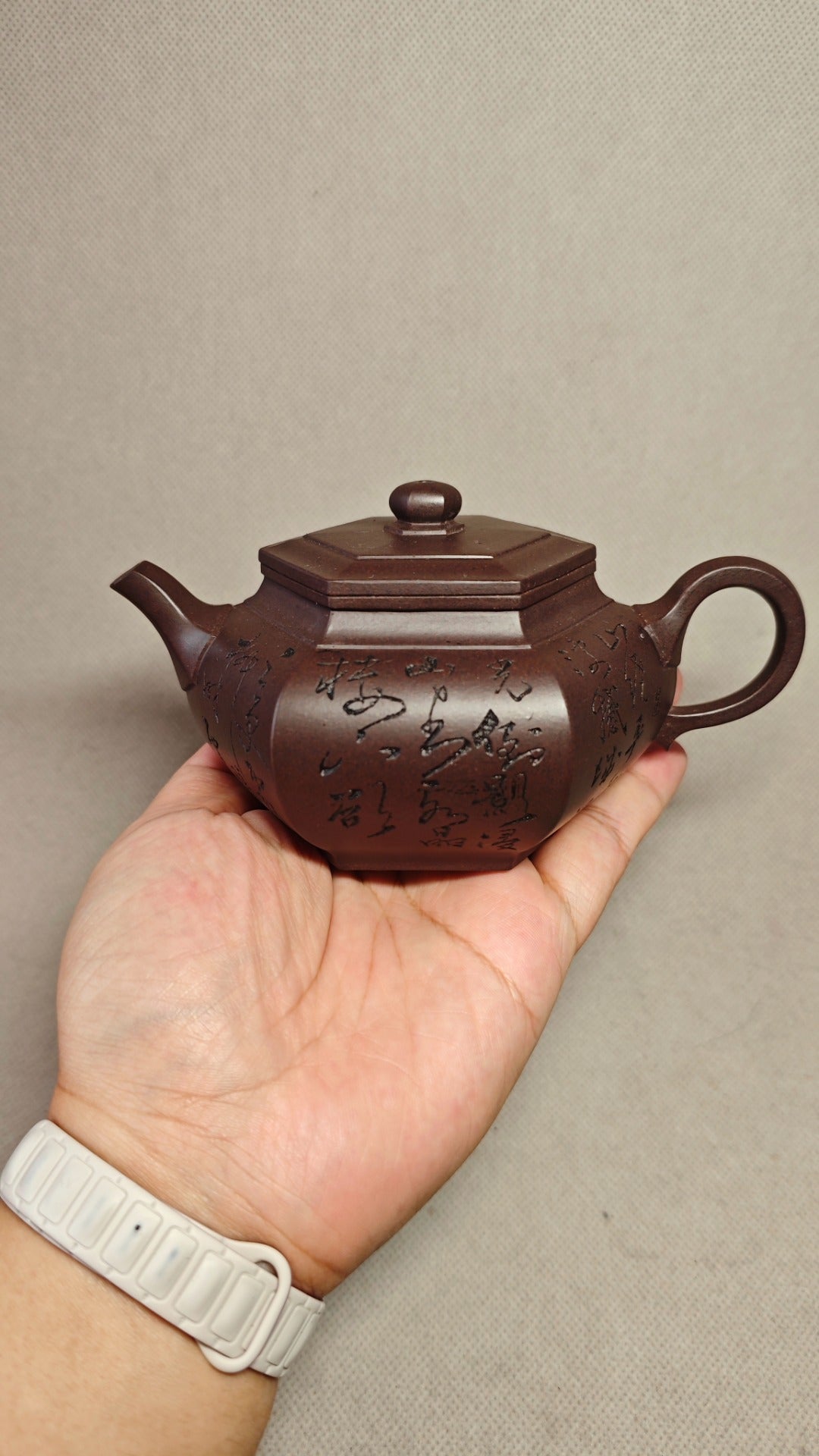 【大彬六方】证书配套齐全 制壶：赵丽娟（国家级高级工艺美术师） 泥料：原矿天青泥 容量：290cc    孔数：7孔