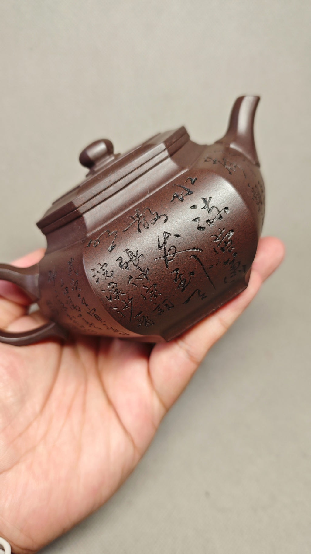 【大彬六方】证书配套齐全 制壶：赵丽娟（国家级高级工艺美术师） 泥料：原矿天青泥 容量：290cc    孔数：7孔