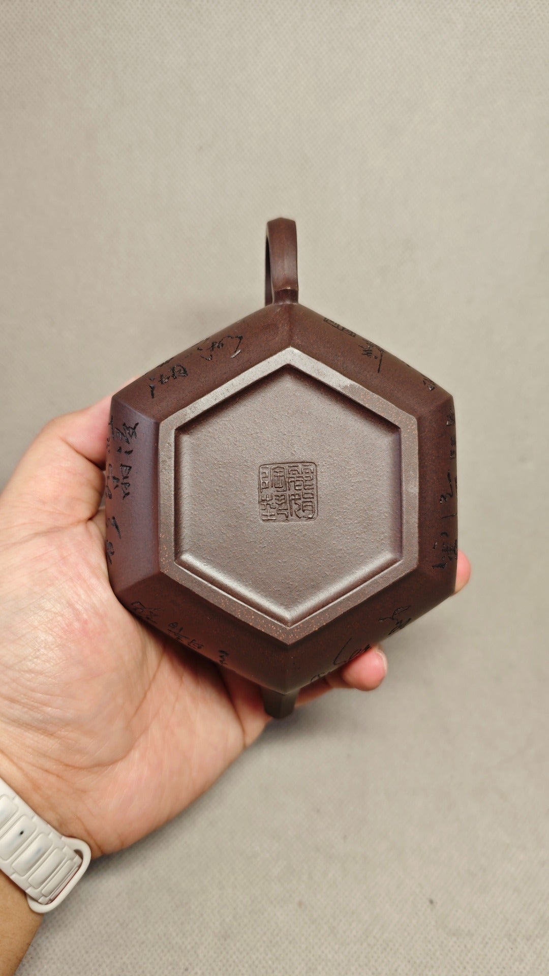 【大彬六方】证书配套齐全 制壶：赵丽娟（国家级高级工艺美术师） 泥料：原矿天青泥 容量：290cc    孔数：7孔