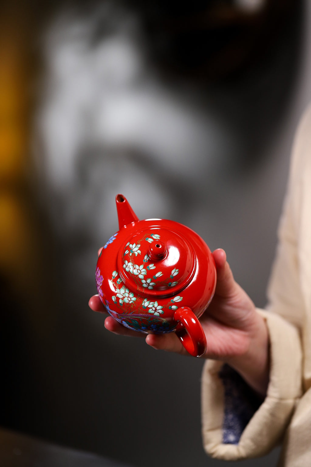 特价仅一只 杨军保老师作品，景德镇国大师任瑞华装饰【水平】 容量：260cc 泥料：家藏民国红皮龙 壶身装饰珐琅彩加描金，华美大气。