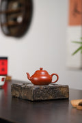 西泠印社倚石苑出品 西泠拍品复刻 | 杨鹏手制 梨形 赵庄朱泥 100cc 壶身圆润饱满，拱盖珠钮，流把线条舒展柔和，经典梨式轮廓
