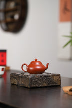 西泠印社倚石苑出品 西泠拍品复刻 | 杨鹏手制 梨形 赵庄朱泥 100cc 壶身圆润饱满，拱盖珠钮，流把线条舒展柔和，经典梨式轮廓