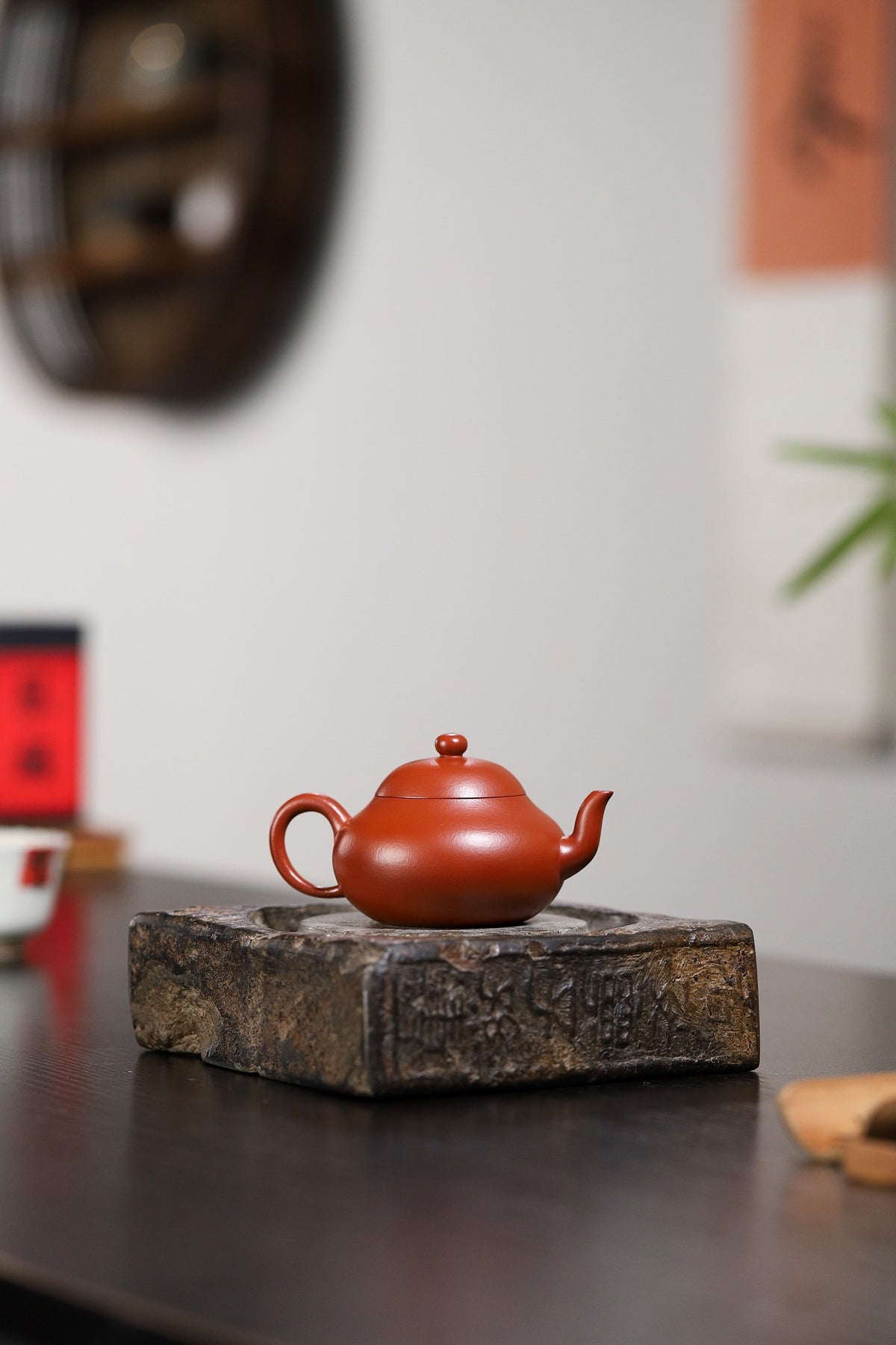 西泠印社倚石苑出品 西泠拍品复刻 | 杨鹏手制 梨形 赵庄朱泥 100cc 壶身圆润饱满，拱盖珠钮，流把线条舒展柔和，经典梨式轮廓