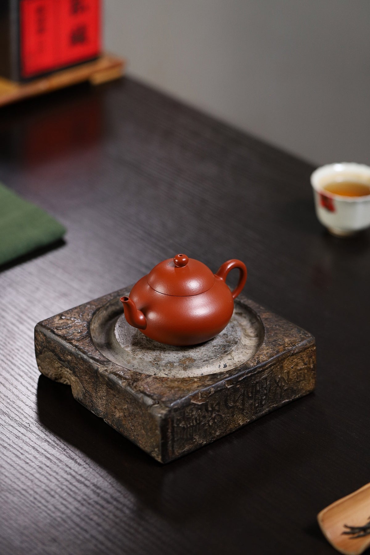 西泠印社倚石苑出品 西泠拍品复刻 | 杨鹏手制 梨形 赵庄朱泥 100cc 壶身圆润饱满，拱盖珠钮，流把线条舒展柔和，经典梨式轮廓