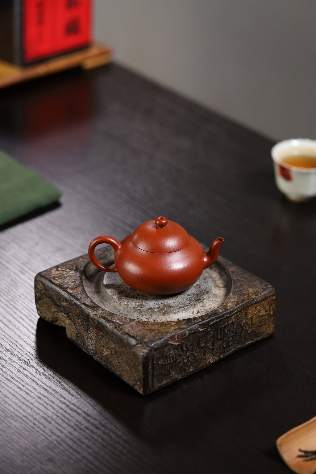 西泠印社倚石苑出品 西泠拍品复刻 | 杨鹏手制 梨形 赵庄朱泥 100cc 壶身圆润饱满，拱盖珠钮，流把线条舒展柔和，经典梨式轮廓