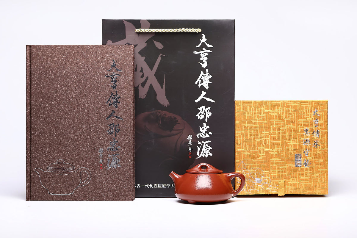 【石瓢】 作者 ：邵忠源  泥料：贵妃红朱泥 容量：240cc  作品介绍：  石瓢为紫砂经典名器，简约大气，风骨凛然