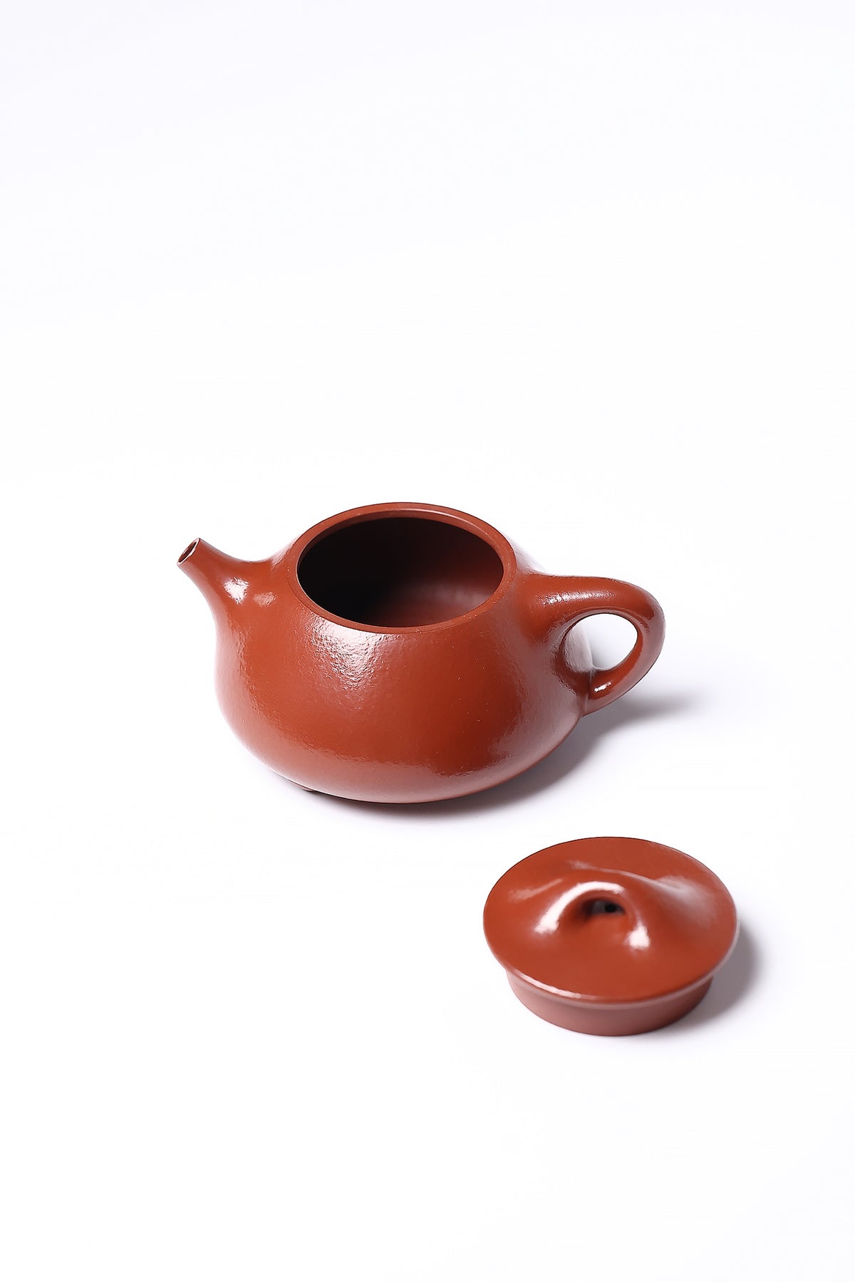 【石瓢】 作者 ：邵忠源  泥料：贵妃红朱泥 容量：240cc  作品介绍：  石瓢为紫砂经典名器，简约大气，风骨凛然