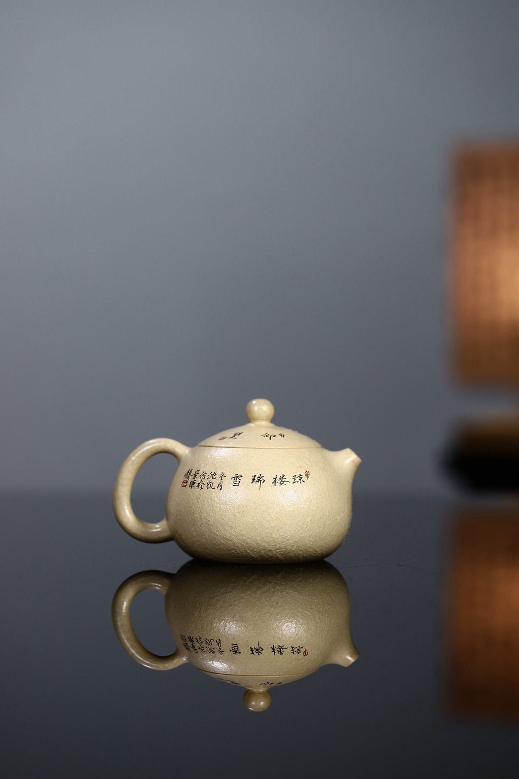 省大师许成权高徒张丽老师制壶，江西省陶瓷艺术大师沈凯老师装饰新品【玉蕊琼楼】四号井梨皮本绿精制，130cc小精品推荐。