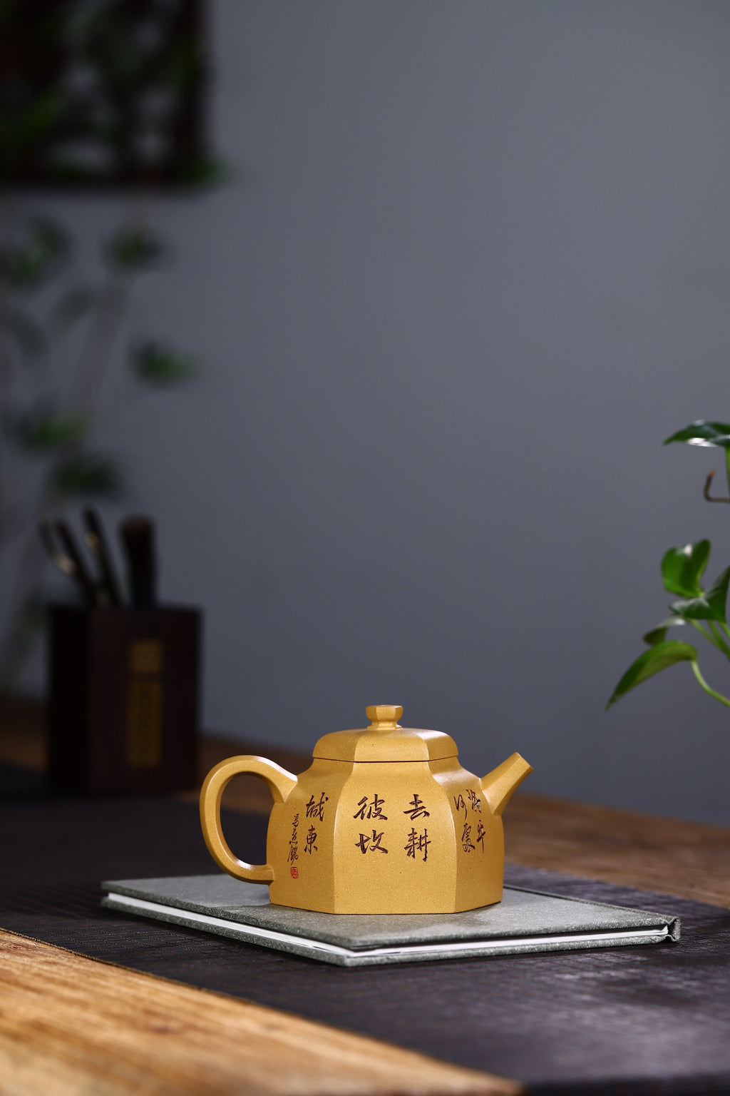独家段泥新品【牧牛六方】经典的六方壶型，240cc壶身精细刻绘栩栩如生，以之品茗把玩更深入人心！